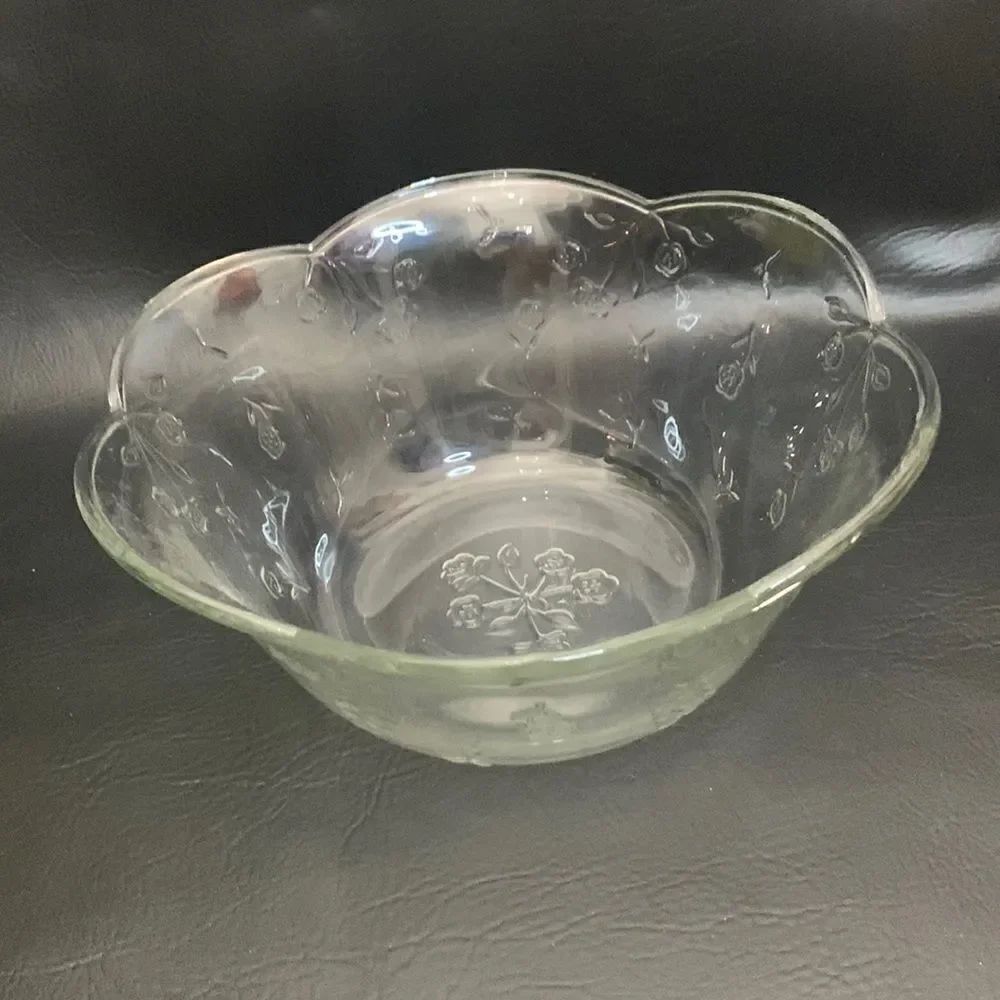 Savannah Style Vintage Flower Embossed Scalloped Serving Glass Bowl 3 Quart